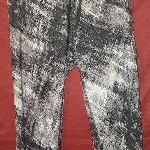 Danskin Now Monochrome Abstract Capris